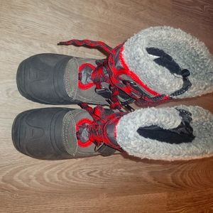 Boys Totes snowboots size 2